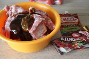 Лучший рецепт запеченных свиных рёбрышек с маринадом, аджикой и кетчупом - фото шаг 2