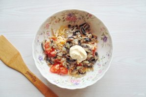 Салат с курицей, грибами, сыром и помидорами - фото шаг 8