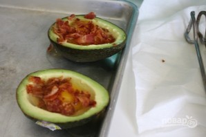 Яичница в авокадо (в духовке) - фото шаг 2