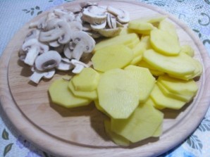 Мясо в духовке с грибами - фото шаг 4