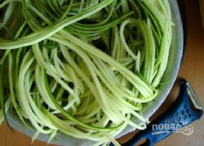 Зеленые спагетти из кабачков (цукини) с креветками - фото шаг 1