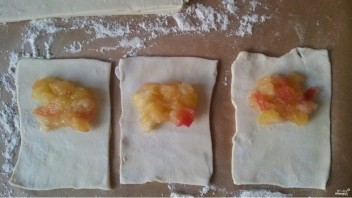 Пирожки с яблоками из слоеного теста  - фото шаг 2