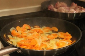 Свинина с овощами на сковороде - фото шаг 4