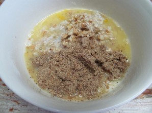 Ореховые оладьи с малиновым соусом  - фото шаг 5