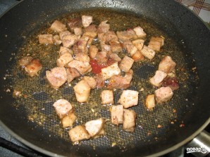Картошка со свининой и грибами на сковороде - фото шаг 1