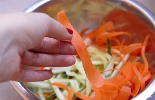 Салат из моркови и огурца - фото шаг 2