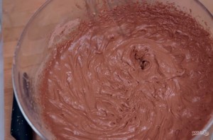 Шоколадные капкейки с клубничным кремом - фото шаг 2