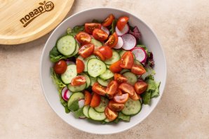 Салат с огурцами, помидорами и редиской - фото шаг 5