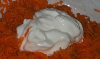 Салат из моркови со сметаной - фото шаг 2