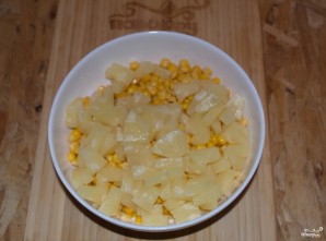 Салат с ананасом, и курицей, и кукурузой - фото шаг 3
