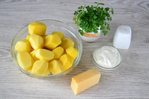 Картофель со сметаной и сыром на сковороде - фото шаг 1