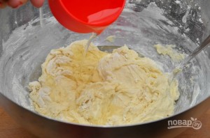 Тесто для пирожков с капустой в духовке - фото шаг 4