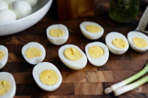 Фаршированные варёные яйца - фото шаг 1