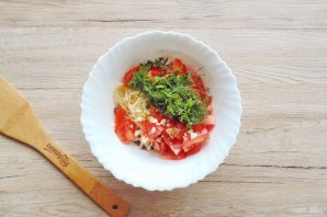 Салат с красной фасолью, помидорами и сыром - фото шаг 5