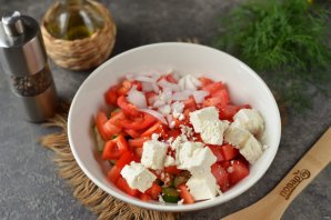 Овощной салат с брынзой и семенами льна - фото шаг 3