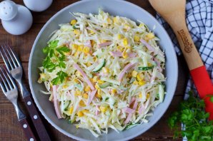 Салат с кукурузой и колбасой - фото шаг 7