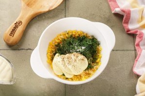 Яйца, фаршированные сыром и чесноком - фото шаг 7