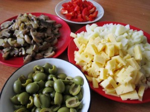 Салат с грибами и оливками - фото шаг 1