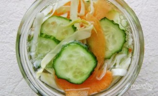 Салат из капусты и огурцов на зиму - фото шаг 7