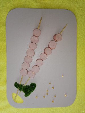 Шашлычки из сосисок обжаренные в поленте "Bravolli" - фото шаг 3