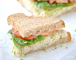 Салат с рыбой внутри сэндвича - фото шаг 6