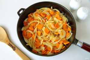 Рыба с морковью и луком в духовке - фото шаг 4