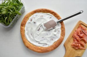 Белая пицца с лососем - фото шаг 10