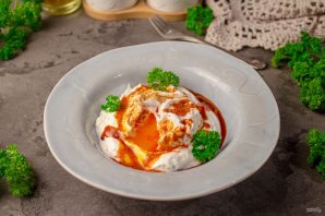 Турецкая яичница "Чылбыр" с йогуртом - фото шаг 7