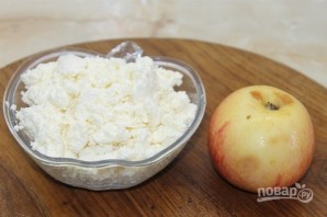Сырники с яблоком и сухофруктами - фото шаг 1
