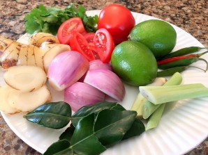 Суп с морепродуктами на овощном бульоне - фото шаг 1