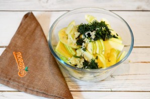 Салат из кабачков с зеленью и чесноком на зиму - фото шаг 2