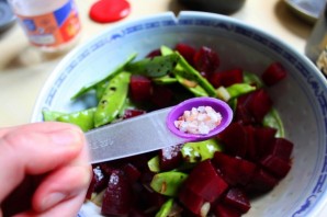 Простой салат из свеклы вареной - фото шаг 7