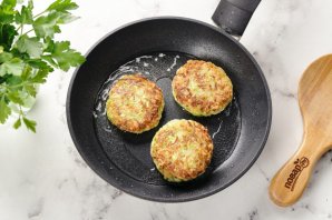 Постные котлеты из кабачков - фото шаг 8