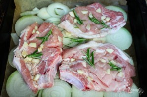 Свиная корейка с розмарином и чесноком в духовке - фото шаг 6