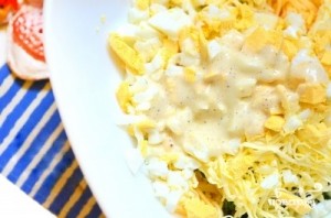 Сырный салат с яйцом - фото шаг 3