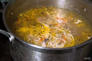 Суп с домашней курицей и жареной лапшой - фото шаг 10