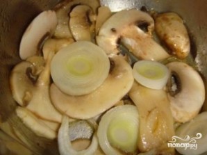 Куриный суп с грибами и луком пореем - фото шаг 2