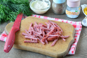 Салат из краснокочанной капусты с колбасой - фото шаг 2