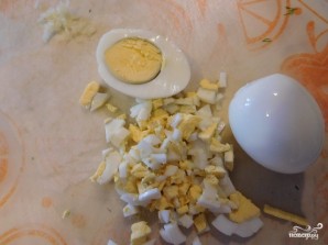 Салат со шпротами и яйцами - фото шаг 2