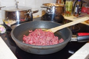 Картошка, тушенная с мясом и грибами - фото шаг 3