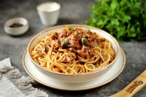 Спагетти с анчоусами и каперсами в томатным соусе - фото шаг 9