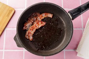 Яичница с беконом - фото шаг 4