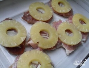 Мясо с ананасом и сыром в духовке - фото шаг 3