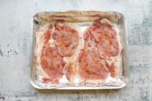Стейки из свинины с сыром и помидорами в духовке - фото шаг 2