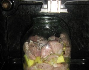 Мясо в банке в духовке - фото шаг 4