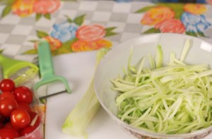Свежий салат из кабачков - фото шаг 2