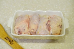 Курица, запеченная с луком - фото шаг 2