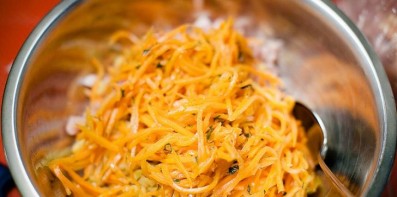 Салат из копченой курицы с корейской морковью - фото шаг 2