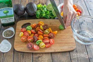 Салат из авокадо и помидоров - фото шаг 1