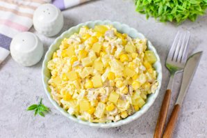 Салат с копченой курицей, ананасом, сыром и кукурузой - фото шаг 9